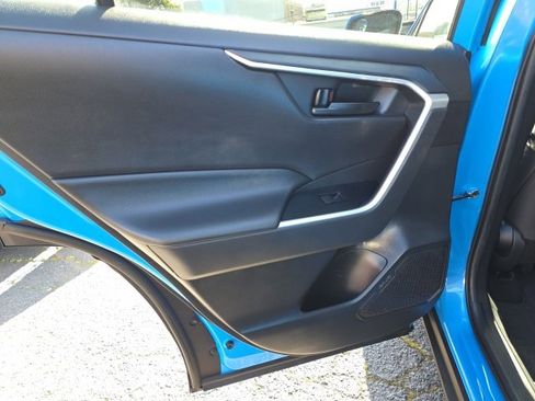 Used 2020 Toyota RAV4 LE w/ Carpet Mat Package image 27