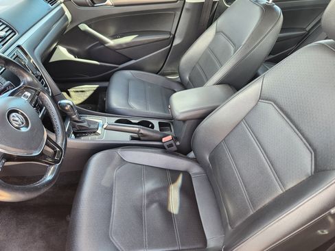 Used 2017 Volkswagen Passat 1.8T R-Line image 9