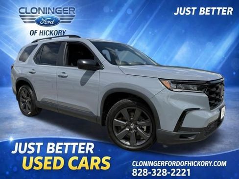 Used 2025 Honda Pilot Sport image 1