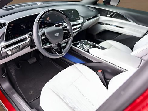 Certified 2024 Cadillac Lyriq Luxury RWD image 9