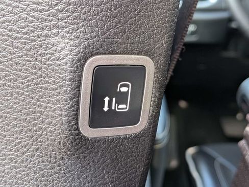 Used 2025 Chrysler Pacifica Limited FWD image 15