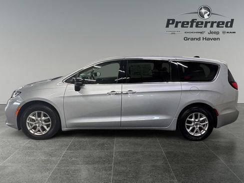 Used 2024 Chrysler Pacifica Touring-L FWD image 10