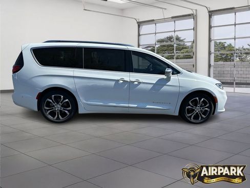 New 2024 Chrysler Pacifica Pinnacle image 3