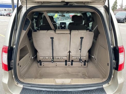 Used 2016 Chrysler Town & Country Touring w/ Driver Convenience Group image 35