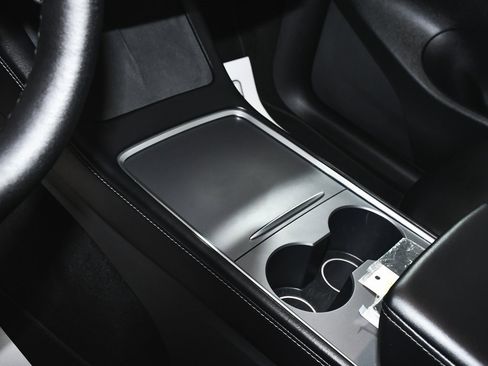 Used 2022 Tesla Model Y Long Range image 40