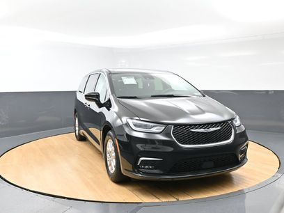 Used 2025 Chrysler Pacifica Select