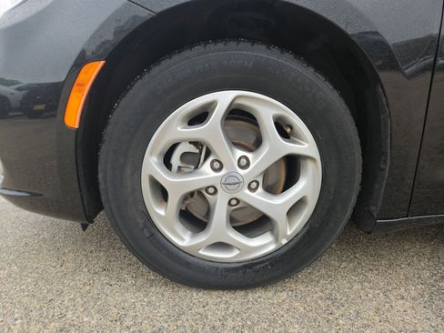 Used 2024 Chrysler Pacifica Limited image 32