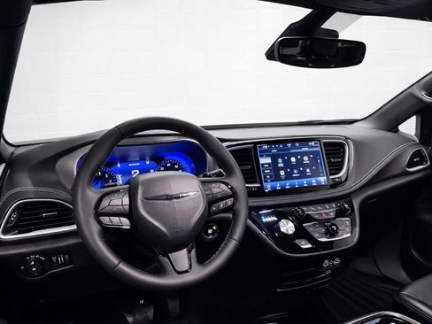 Used 2023 Chrysler Pacifica Touring-L w/ Uconnect Theater Family Group image 24