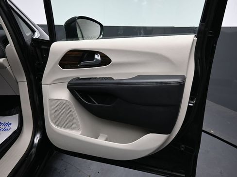 Used 2023 Chrysler Pacifica Limited FWD image 19
