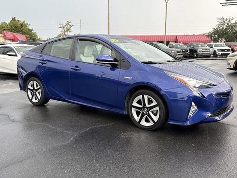 Used 2018 Toyota Prius Four Touring w/ Premium Convenience Package FWD image 2