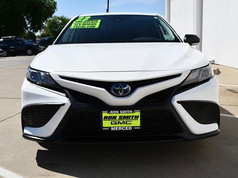 Used 2022 Toyota Camry SE FWD image 3