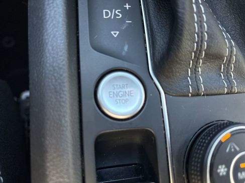 Used 2022 Volkswagen Atlas Cross Sport SE image 17