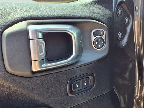 Used 2025 Jeep Wrangler Unlimited Sahara AWD/4WD image 4
