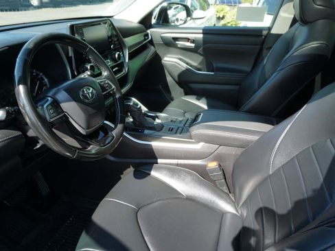 Used 2021 Toyota Highlander XLE AWD/4WD image 21