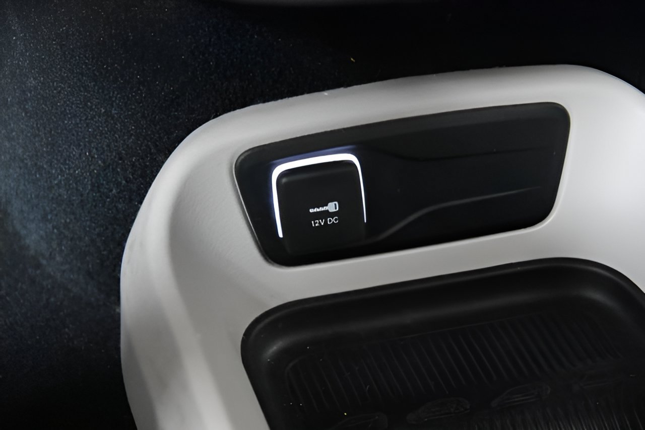 Used 2023 Chrysler Voyager LX FWD image 27