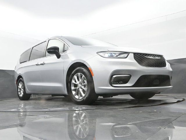Used 2026 Chrysler Pacifica Limited FWD image 24