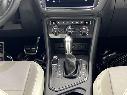 Used 2018 Volkswagen Tiguan SEL w/ R-Line Package FWD image 18