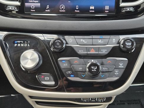 Used 2023 Chrysler Pacifica Touring-L FWD image 21