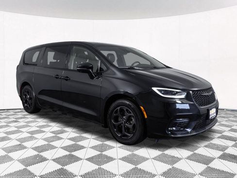 Used 2022 Chrysler Pacifica Touring-L w/ Uconnect Theater Family Group FWD image 22