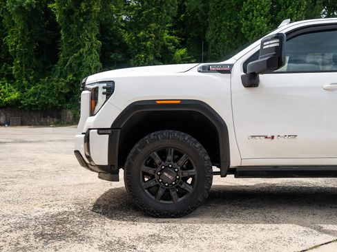 Used 2024 GMC Sierra 2500 AT4 w/ AT4 Premium Plus Package AWD/4WD image 3