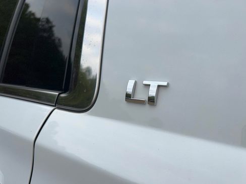 Used 2019 Chevrolet Suburban LT image 12