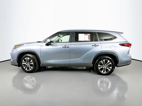 Used 2023 Toyota Highlander XLE image 3