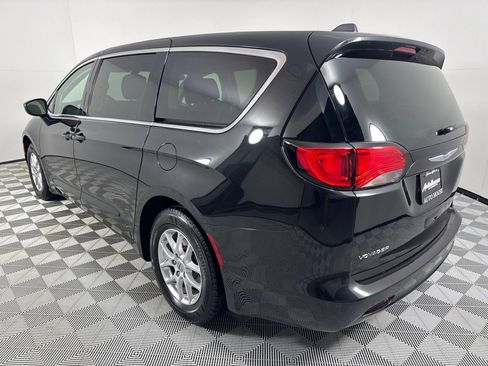 Used 2022 Chrysler Voyager LX image 8