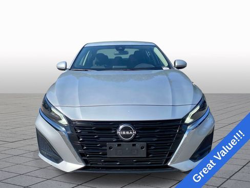 Used 2023 Nissan Altima 2.5 SV FWD image 2