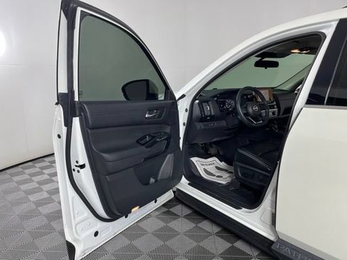 Used 2022 Nissan Pathfinder SV w/ SV Premium Package FWD image 18