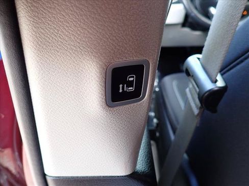 Used 2022 Chrysler Voyager LX FWD image 12