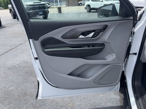 Used 2024 GMC Terrain SLE image 17