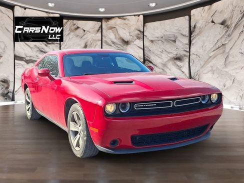 Used 2015 Dodge Challenger SXT image 1