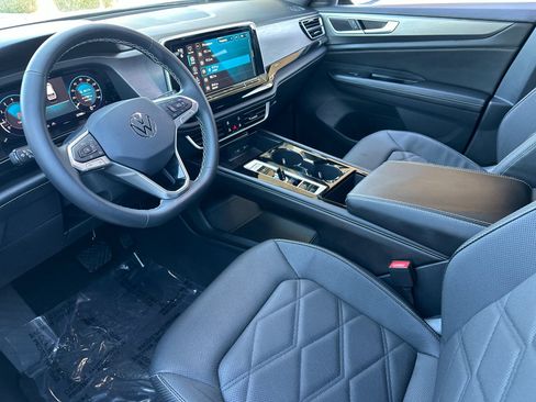 Used 2024 Volkswagen Atlas Cross Sport SE FWD image 9