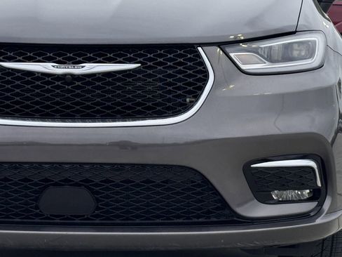 Used 2023 Chrysler Pacifica Touring-L image 8