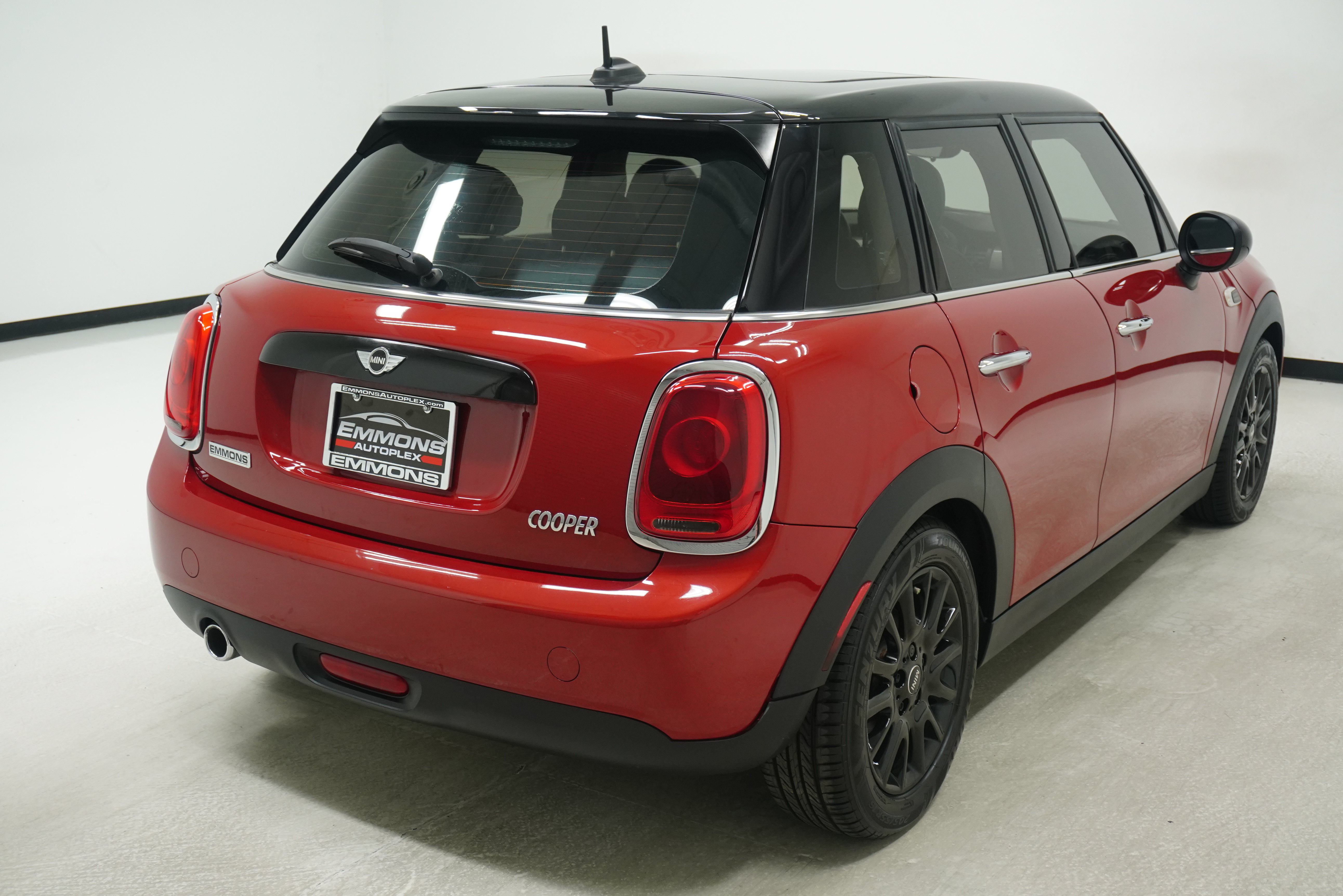 Used 2016 MINI Cooper 4-Door Hardtop FWD image 4