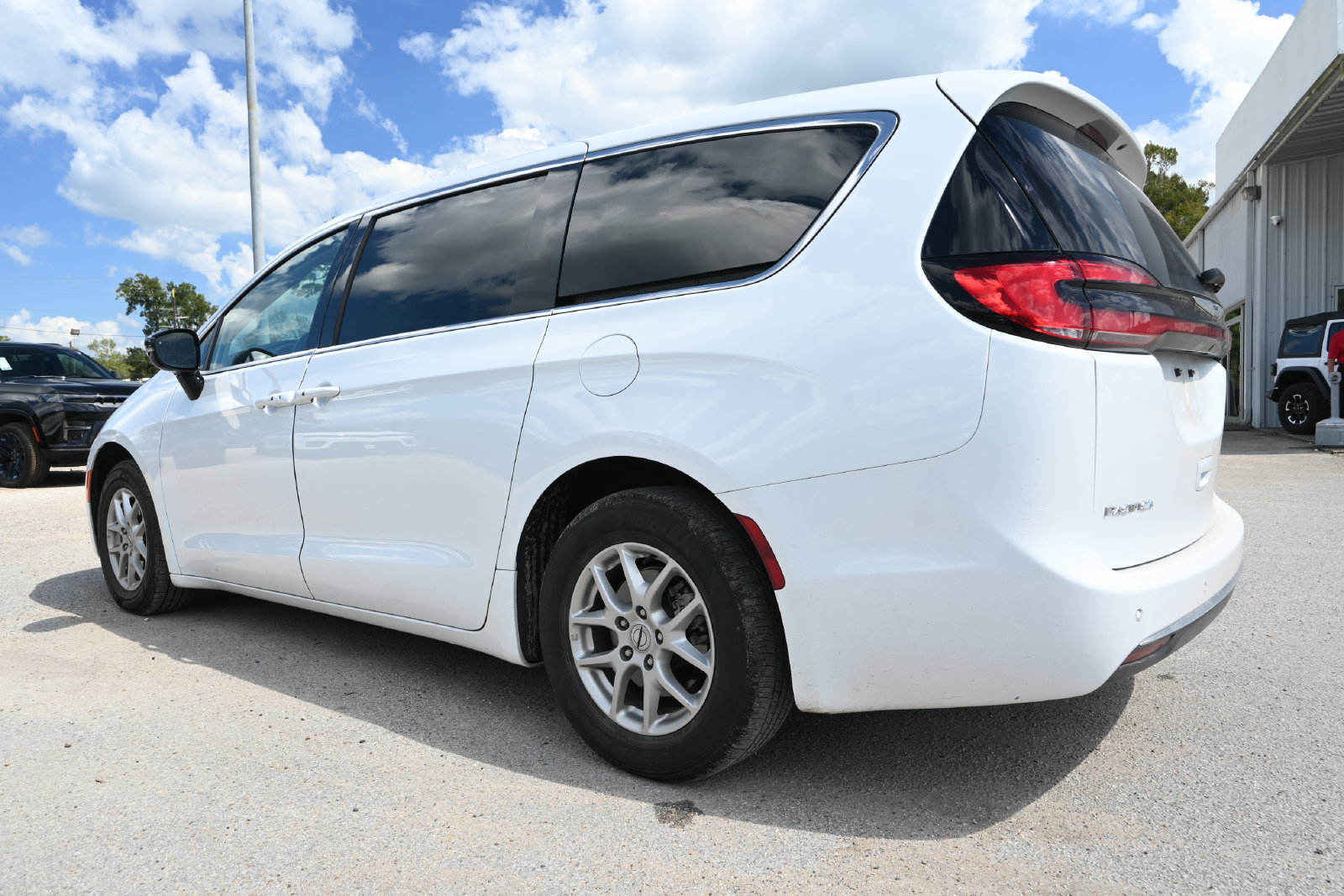 Used 2024 Chrysler Pacifica Touring-L FWD image 4