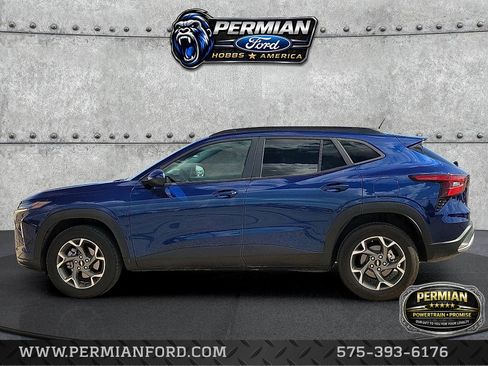 Used 2024 Chevrolet Trax LT image 2