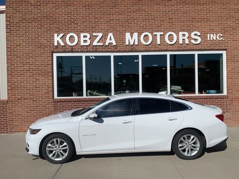 Used 2018 Chevrolet Malibu LT image 2