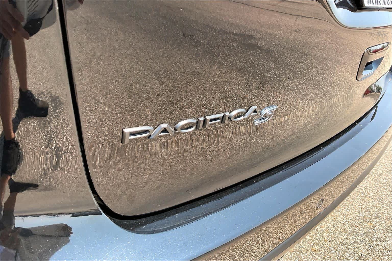 Used 2025 Chrysler Pacifica Limited FWD image 31