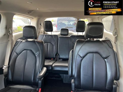 Used 2024 Chrysler Pacifica Touring-L image 16