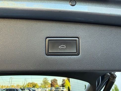 Certified 2020 Volkswagen Tiguan SEL image 32