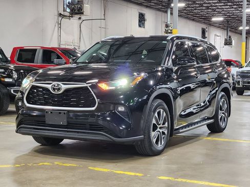 Used 2022 Toyota Highlander XLE FWD image 4