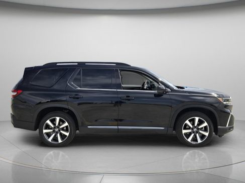 Used 2025 Honda Pilot Touring image 3