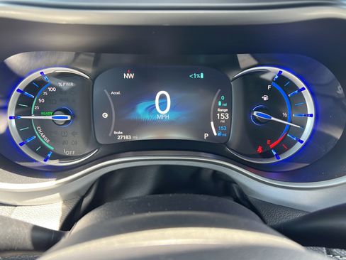 Used 2024 Chrysler Pacifica Limited w/ Uconnect Theater Family Group FWD image 24