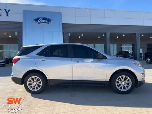 Used 2020 Chevrolet Equinox LS w/ LS Convenience Package image 3