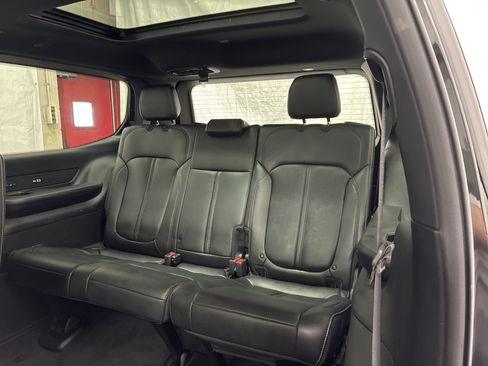 Certified 2023 Jeep Wagoneer Series II w/ Convenience Group I AWD/4WD image 11