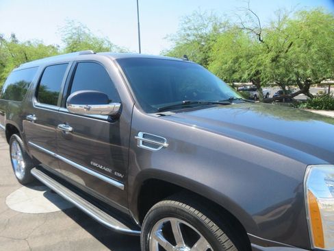 Used 2011 Cadillac Escalade ESV AWD image 9