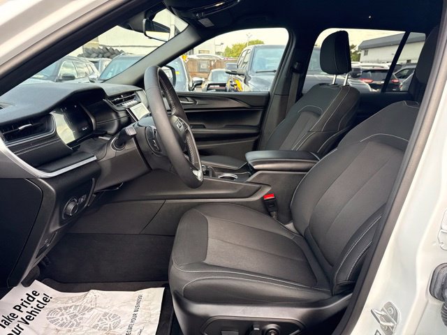 Used 2025 Jeep Grand Cherokee Laredo AWD/4WD image 18