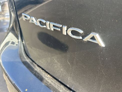 Used 2023 Chrysler Pacifica Touring-L image 12
