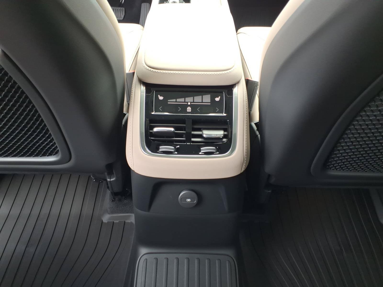 New 2026 Volvo XC90 T8 Plus w/ Protection Package Premier AWD/4WD image 9